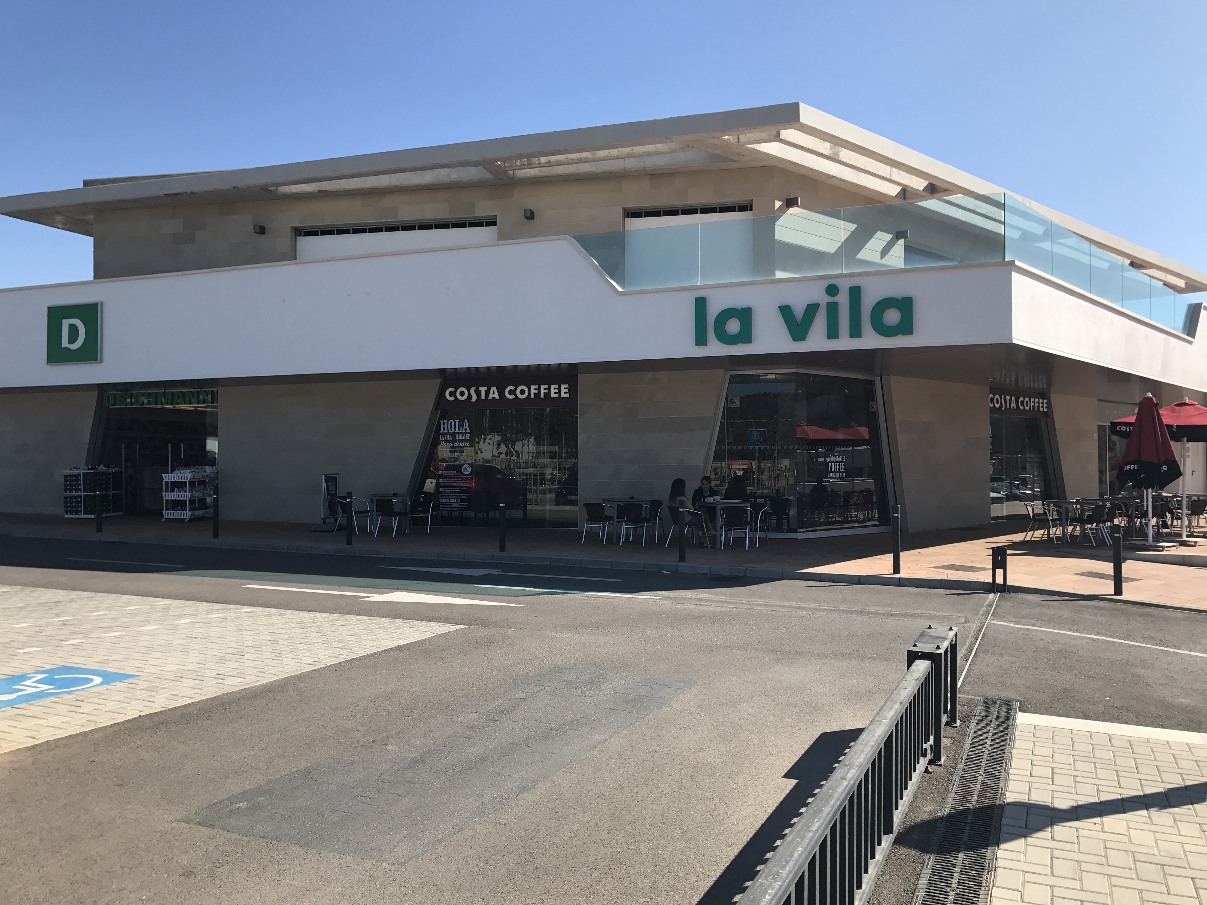 MAGALUF – Centro Comercial La Vila exterior en arenisca