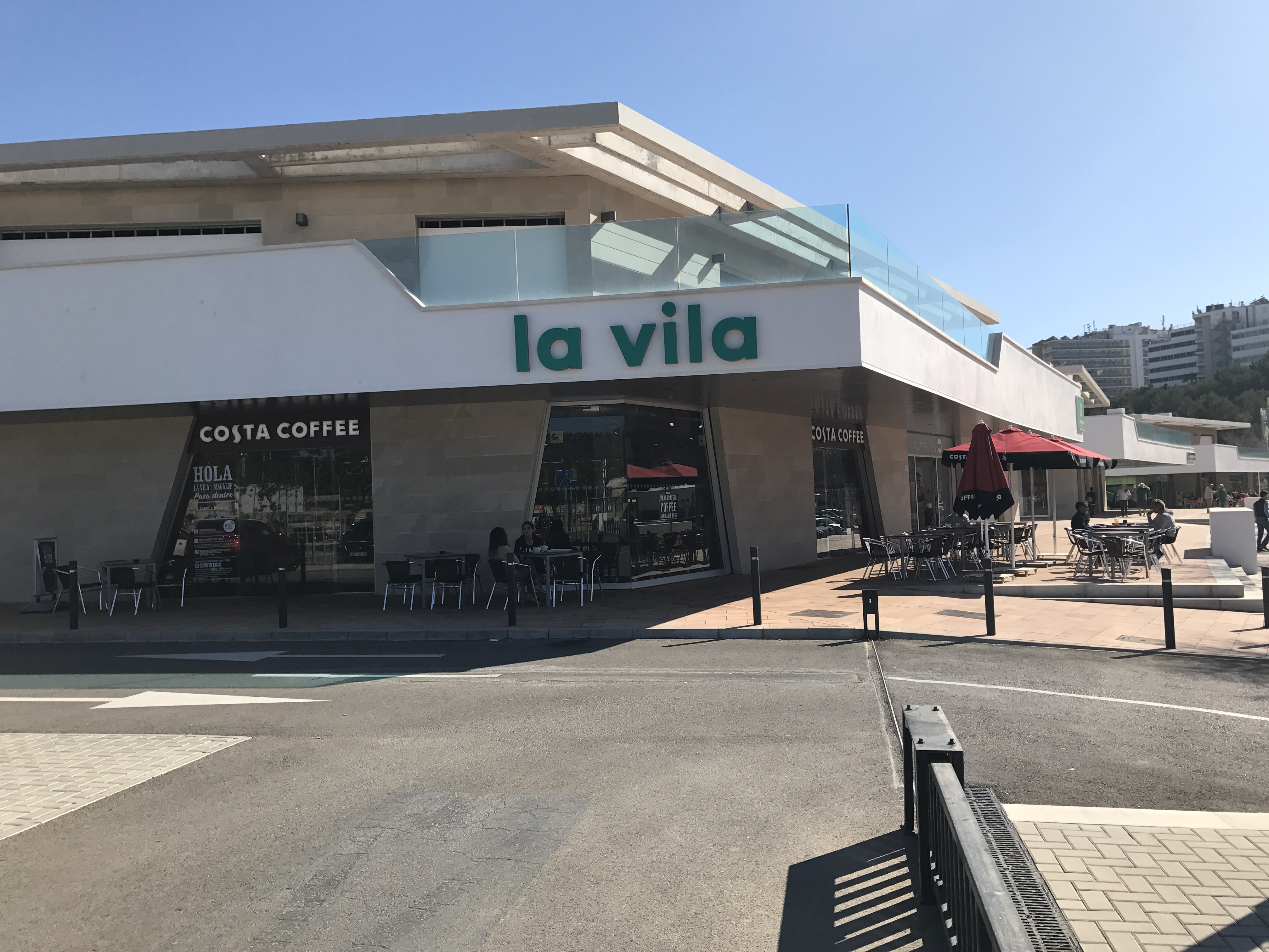 MAGALUF – Centro Comercial La Vila exterior en arenisca