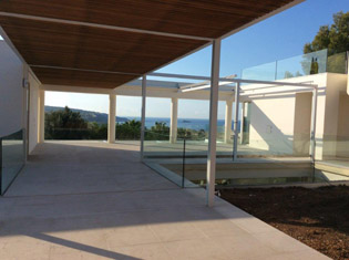 Travertino Clasico contra ley púlido y repisas en Silestone