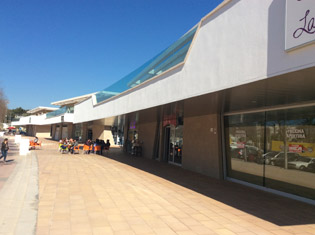 Centro Comercial La Vila exterior en arenisca