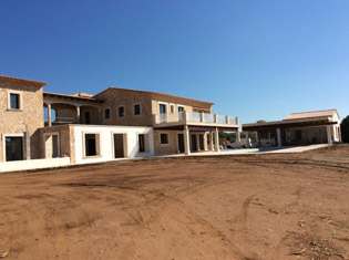 Marmoles en baños pulidos y escaleras de caliza